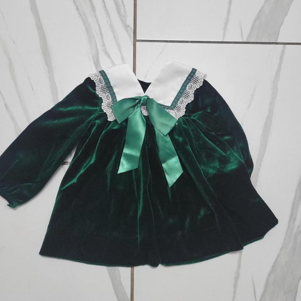 Girls Christmas Velvet Green Holiday Dress with lace and bow